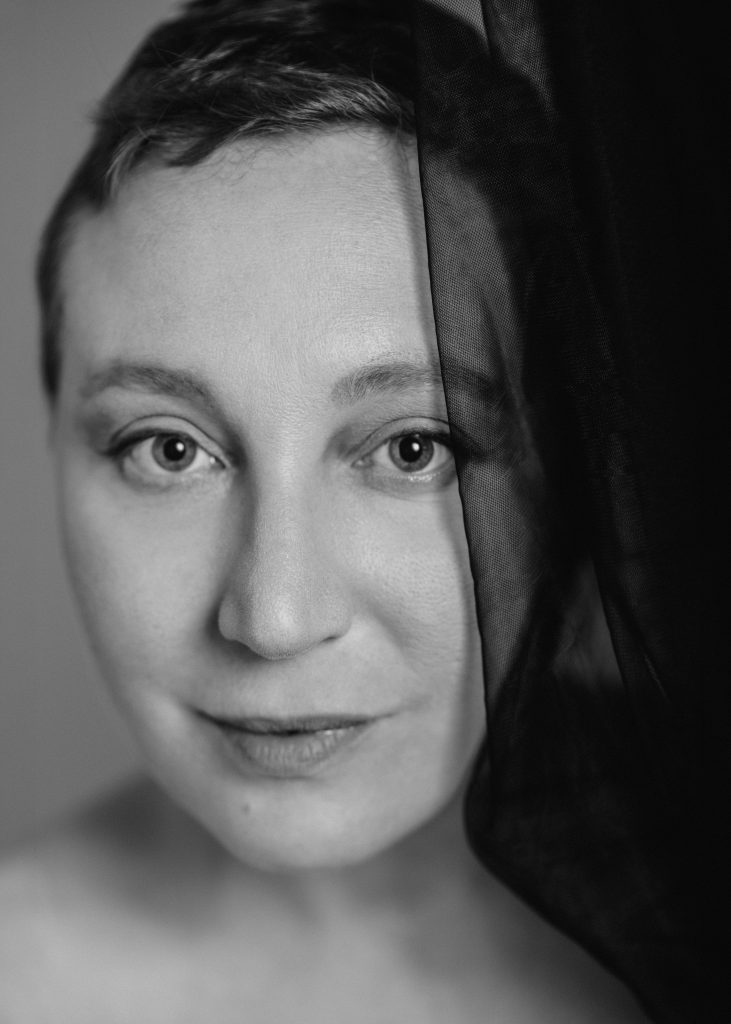 Erika Marchioro, autrice della raccolta poetica Sottopelle, ritratto in bianco e nero